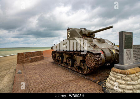 Digue de la mer du Nord près de Westkapelle, province de Zélande, Pays-Bas, péninsule de Walcheren, Panzer Memorial, à la mémoire des débarquement des Alliés le 1 novembre 19 Banque D'Images