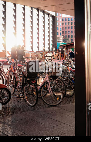 Les vélos garés près de la Potsdamer Platz Gare gare en centre-ville allemande à Berlin en Allemagne dans l'Europe. L'architecture du bâtiment. Détails de l'extérieur. Banque D'Images