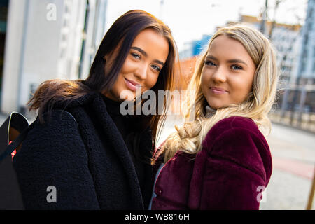 Close-up Portrait Of Cheerful et belles jeunes femmes amis en ville Banque D'Images