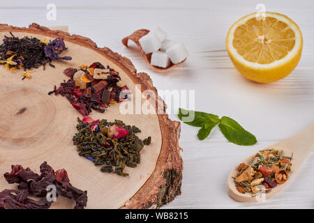 Thé avec thé sec, tranche de bois et citron. Banque D'Images