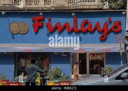 22-Jan-2005 cloth shop sign board de Sardar Vallabhbhai Patel road mumbai Maharashtra Inde chowpatty Banque D'Images