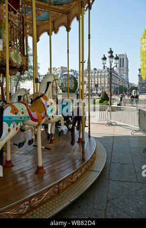 Carrousel en cour de l'Hôtel de Ville, Paris, France Banque D'Images