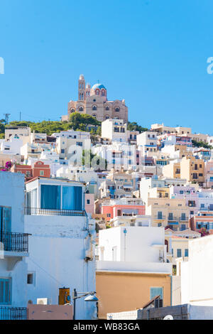 Vue sur Ano Syros et l'église orthodoxe Anastaseos sur le fond de l'île Syros, Cyclades, Grèce Banque D'Images