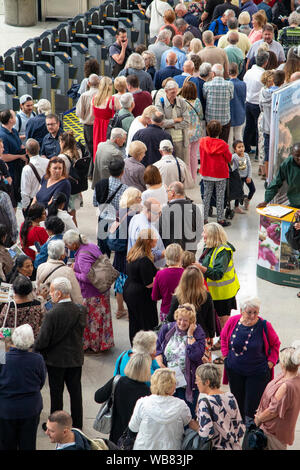 Les passagers arrivant à Stations Waterloo nouveau terminus, précédemment du terminal international Banque D'Images