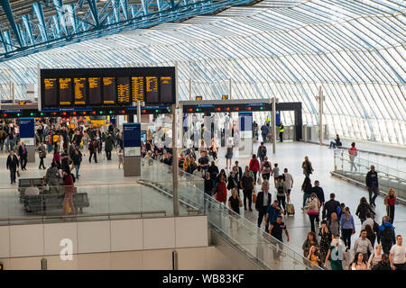 Les passagers arrivant à Stations Waterloo nouveau terminus, précédemment du terminal international Banque D'Images