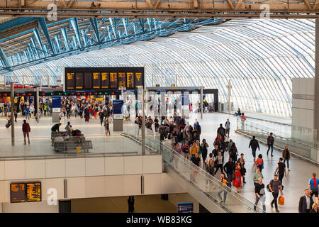 Les passagers arrivant à Stations Waterloo nouveau terminus, précédemment du terminal international Banque D'Images