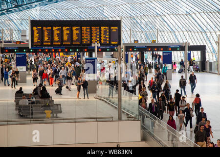 Les passagers arrivant à Stations Waterloo nouveau terminus, précédemment du terminal international Banque D'Images