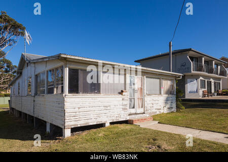 Vue générale d'un Weatherboard house, plage de Mollymook, Ulladulla, NSW Australie. Banque D'Images