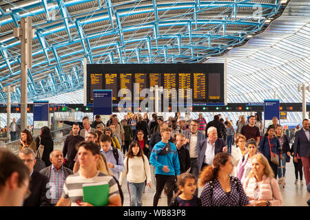 Les passagers arrivant à Stations Waterloo nouveau terminus, précédemment du terminal international Banque D'Images