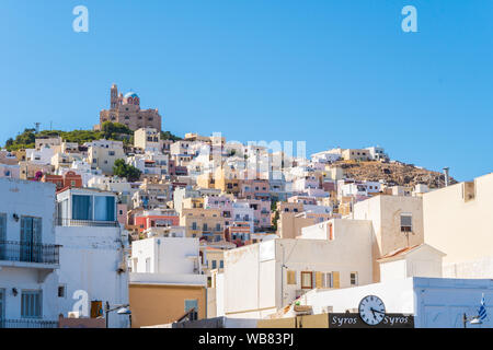 Vue sur Ano Syros et l'église orthodoxe Anastaseos sur le fond de l'île Syros, Cyclades, Grèce Banque D'Images