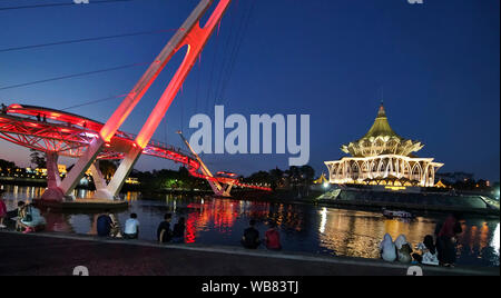 Le Darul Hana passerelle pour piétons et l'édifice de l'Assemblée législative de Sarawak Kuching, Malaisie ( Borneo) Banque D'Images