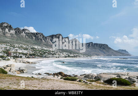 Mer et montagnes à Camps Bay ou Kampsbaai, banlieue de la ville du Cap sur sunny day Banque D'Images