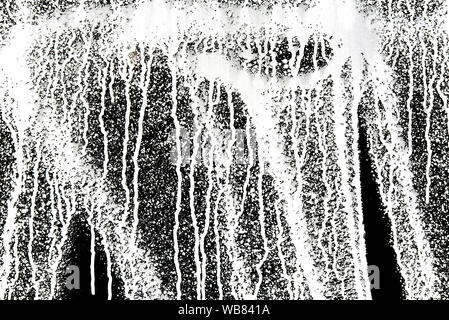Peint en blanc, taches, taches de peinture blanche, splash sur fond noir, spray, texture Banque D'Images