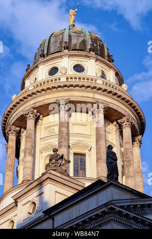 Dôme de l'Église française à Gendarmenmarkt à Berlin en Allemagne dans l'Europe. Dans l'architecture Basilique allemand ville européenne. Banque D'Images