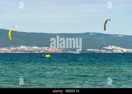 Sunny Beach, Bulgarie, le 13 juillet 2019. Les pratiques de l'homme dans l'hydroptère kitesurf au large de la côte de la mer Noire de Sunny Beach en Bulgarie. Banque D'Images