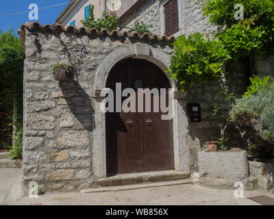 Allée couverte de osor sur l'île de Cres en Croatie Banque D'Images