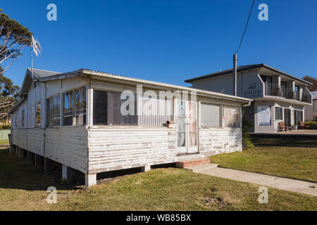 Vue générale d'un Weatherboard house, plage de Mollymook, Ulladulla, NSW Australie. Banque D'Images