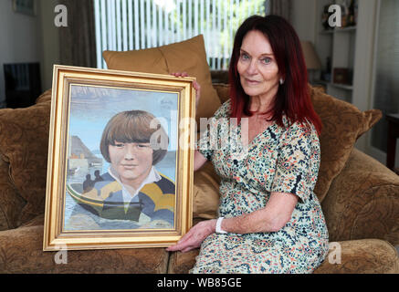Mary Hornsey, chez elle en Irlande du Nord, tient un tableau de son fils de 15 ans, Paul Maxwell, qui faisait partie des morts lorsque l'IRA a fait sauter le bateau de pêche de Lord Mountbatten au large de la côte de Mullaghmore à Co Sligo le 27 août 1979. Mme Hornsey, a décrit l'incident comme un crime de guerre. Banque D'Images