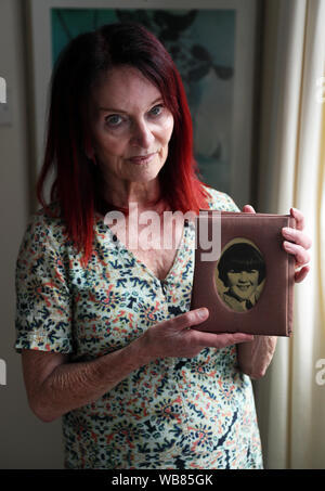 Mary Hornsey, à son domicile en Irlande du Nord, est titulaire d'une photographie de son fils de 15 ans Paul Maxwell, qui était d'entre les morts lorsque l'IRA fait exploser Seigneur MountbattenÕs bateau de pêche au large de la côte de Mullaghmore dans Co Sligo le 27 août 1979. Mme Hornsey, a décrit l'incident comme un crime de guerre. Banque D'Images