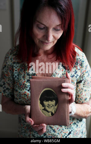 Mary Hornsey, chez elle en Irlande du Nord, a une photo de son fils de 15 ans, Paul Maxwell, qui faisait partie des morts lorsque l'IRA a fait sauter le bateau de pêche de Lord Mountbatten au large de la côte de Mullaghmore à Co Sligo le 27 août 1979. Mme Hornsey, a décrit l'incident comme un crime de guerre. Banque D'Images