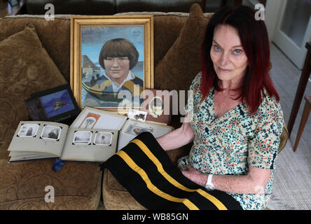 Mary Hornsey, chez elle en Irlande du Nord, avec des articles de son fils de 15 ans, Paul Maxwell, qui faisait partie des morts lorsque l'IRA a fait sauter le bateau de pêche de Lord Mountbatten au large de la côte de Mullaghmore à Co Sligo le 27 août 1979. Mme Hornsey, a décrit l'incident comme un crime de guerre. Banque D'Images