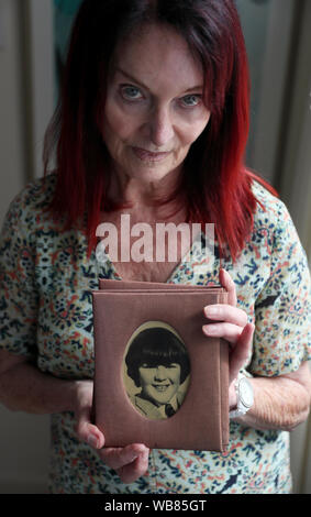 Mary Hornsey, chez elle en Irlande du Nord, a une photo de son fils de 15 ans, Paul Maxwell, qui faisait partie des morts lorsque l'IRA a fait sauter le bateau de pêche de Lord Mountbatten au large de la côte de Mullaghmore à Co Sligo le 27 août 1979. Mme Hornsey, a décrit l'incident comme un crime de guerre. Banque D'Images