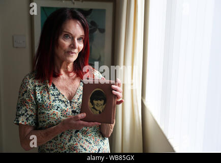 Mary Hornsey, chez elle en Irlande du Nord, a une photo de son fils de 15 ans, Paul Maxwell, qui faisait partie des morts lorsque l'IRA a fait sauter le bateau de pêche de Lord Mountbatten au large de la côte de Mullaghmore à Co Sligo le 27 août 1979. Mme Hornsey, a décrit l'incident comme un crime de guerre. Banque D'Images