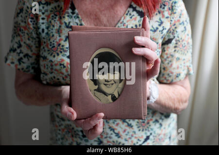 Mary Hornsey, chez elle en Irlande du Nord, a une photo de son fils de 15 ans, Paul Maxwell, qui faisait partie des morts lorsque l'IRA a fait sauter le bateau de pêche de Lord Mountbatten au large de la côte de Mullaghmore à Co Sligo le 27 août 1979. Mme Hornsey, a décrit l'incident comme un crime de guerre. Banque D'Images