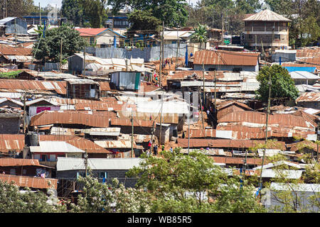 Avis d'une section de Kibera montrant cabane de fortune le logement, Nairobi, Kenya Banque D'Images