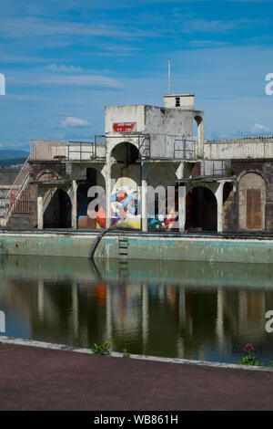 Grange Over Sands Lido. La ville balnéaire de réaménagements de l'espoir d'une vieille piscine en plein air à l'abandon pour cause d'utilité publique. Banque D'Images