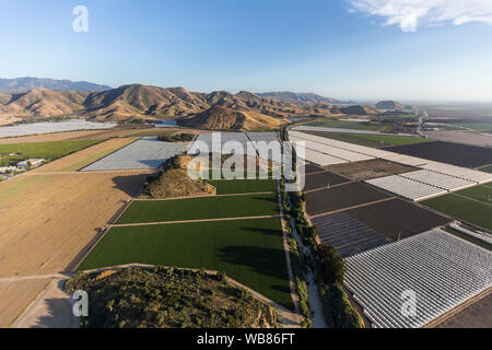 Vue aérienne de champs de ferme et les bâtiments industriels près de Camarillo dans le comté de Ventura, en Californie. Banque D'Images