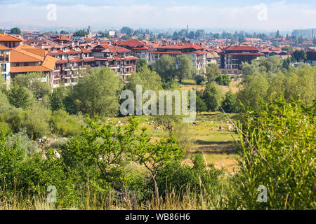 Panorama de la ville d'été all seasons resort bulgare Bansko, Bulgarie et troupeau de moutons Banque D'Images