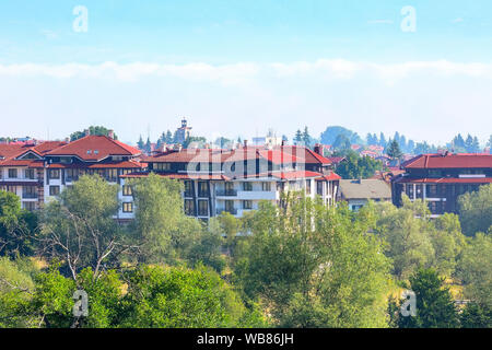 Panorama de la ville d'été all seasons resort bulgare Bansko, Bulgarie avec tour de l'église dans le brouillard du matin Banque D'Images