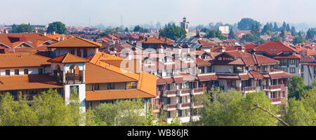 Panorama de la ville d'été all seasons resort bulgare Bansko, Bulgarie avec tour de l'église dans le brouillard du matin Banque D'Images