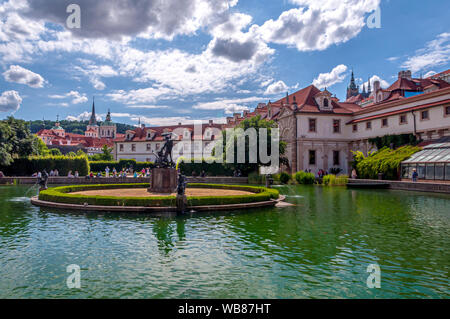 Jardins Wallenstein avec palais baroque à Prague, la maison de Sénat tchèque. Prague, République Tchèque Banque D'Images