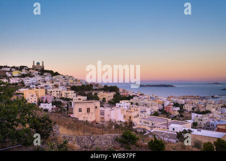 Vue panoramique sur la ville d'Ermoupoli sur l'île de Syros, Cyclades, Grèce. Vue sur les maisons colorées, le port et l'église orthodoxe Anastaseos au coucher du soleil Banque D'Images