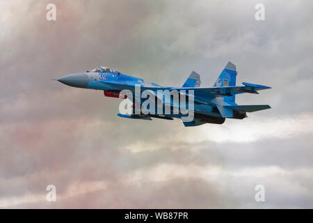 Sukhoi Su-27, un chasseur de supériorité aérienne de la 831st Brigade d'aviation tactique ukrainien met sur une impressionnante démonstration de vol au RIAT Banque D'Images