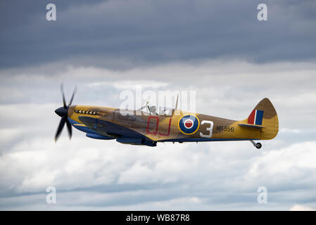 Supermarine Spitfire BBMF fabriqués en 1944 à Castle Bromwich décolle pour afficher au Royal International Air Tattoo Banque D'Images