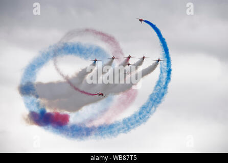 La Royal Air Force, l'équipe de voltige afficher les flèches rouges effectuer leur manoeuvre de tornade au RIAT Banque D'Images