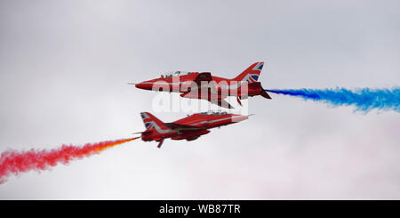 Deux formateurs de jets militaires Hawk de la RAF britannique des flèches rouges aerobatic team didplay effectuer une audacieuse traverser au RIAT Banque D'Images