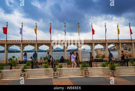 Ourist visiter Palais du xviie siècle aujourd'hui Jagmandir luxueux hôtel situé sur l'île de lac Pichola, Udaipur, Rajasthan, Inde. Banque D'Images