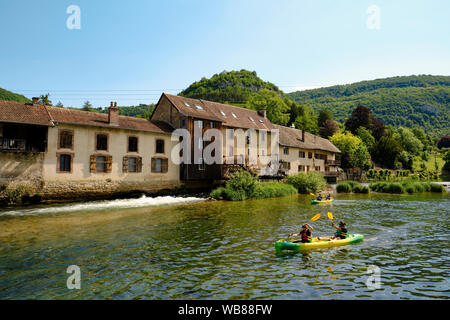 Vuillafans et la rivière Loue avec un moulin à eau et de canoë kayak, dans le département du Doubs et la région Bourgogne-Franche-comté dans l'est de la France. Banque D'Images