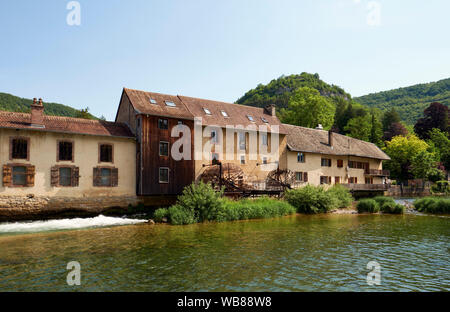 Vuillafans et la rivière Loue avec un moulin à eau dans le département du Doubs et la région Bourgogne-Franche-comté dans l'est de la France. Banque D'Images