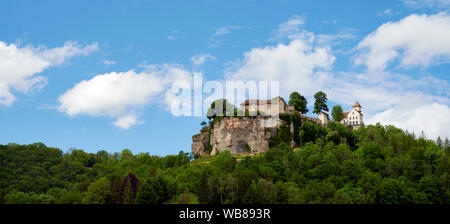 Le Chateu d'Ornans une ancienne forteresse et la Chapelle St George dans la vallée de la Loue du département de France EU Franche-Compte Banque D'Images