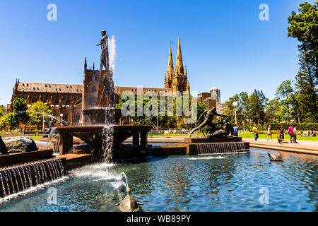 Sydney, Australie - 2019. Archibald Memorial Fountain dans Hyde Park, Thésée la conquête du Minotaure et cathédrale. Banque D'Images