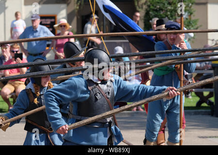 Gloucester, Gloucestershire, Royaume-Uni. Août 25, 2019. La guerre civile Re -Reconstituteurs percer et le feu des mousquets dans King Square du centre-ville de Gloucester. Ramener à la vie les amateurs de sons et d'images 17e siècle siège de Gloucester. Crédit : Mr Standfast/Alamy Live News Banque D'Images