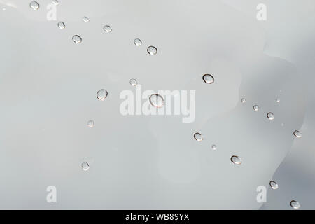 Gouttes d'eau sur un fond de couleur. Focus sélectif. Gris. Banque D'Images