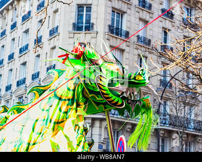 PARIS, FRANCE - 17 février 2019. Dernier jour de la célébration du nouvel an chinois au festival de rue. La danse des dragons verts colorés dans la rue duri Banque D'Images