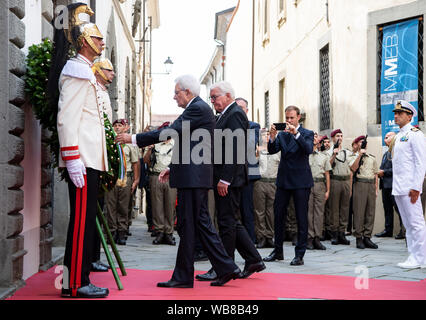 Fivizzano, Italie. 25 août, 2019 : Président fédéral Frank-Walter Steinmeier et le président italien Sergio Mattarella conjointement une gerbe sur la plaque commémorative pour les victimes de l'Fivizzano massacres. Dans la phase finale de la Seconde Guerre mondiale, des soldats de la Wehrmacht et SS tué plusieurs milliers de civils en Italie. Il y a 75 ans, dans la région autour de Fivizzano dans le nord de la Toscane seulement, près de 400 hommes, femmes, vieillards et d'enfants ont été assassinés par les Allemands, souvent dans une façon incroyablement cruels, à un massacre qui a duré plusieurs jours. Président fédéral Steinmeier et sa femme prennent par Banque D'Images