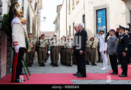 Fivizzano, Italie. 25 août, 2019 : Président fédéral Frank-Walter Steinmeier et le président italien Sergio Mattarella conjointement une gerbe sur la plaque commémorative pour les victimes de l'Fivizzano massacres. Dans la phase finale de la Seconde Guerre mondiale, des soldats de la Wehrmacht et SS tué plusieurs milliers de civils en Italie. Il y a 75 ans, dans la région autour de Fivizzano dans le nord de la Toscane seulement, près de 400 hommes, femmes, vieillards et d'enfants ont été assassinés par les Allemands, souvent dans une façon incroyablement cruels, à un massacre qui a duré plusieurs jours. Président fédéral Steinmeier et sa femme prennent par Banque D'Images